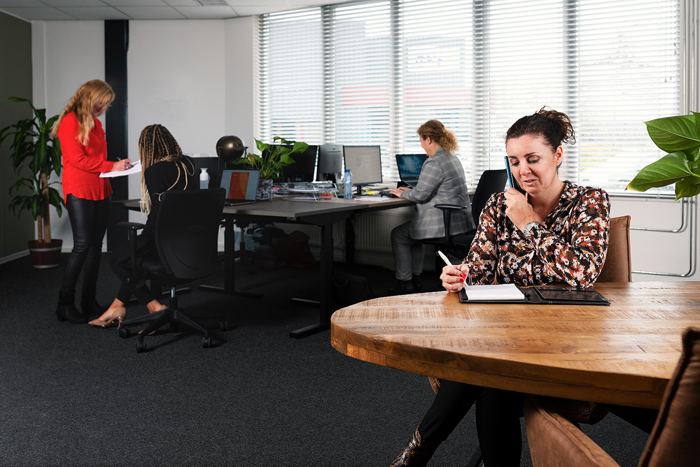 Mensen werken samen in modern kantoor